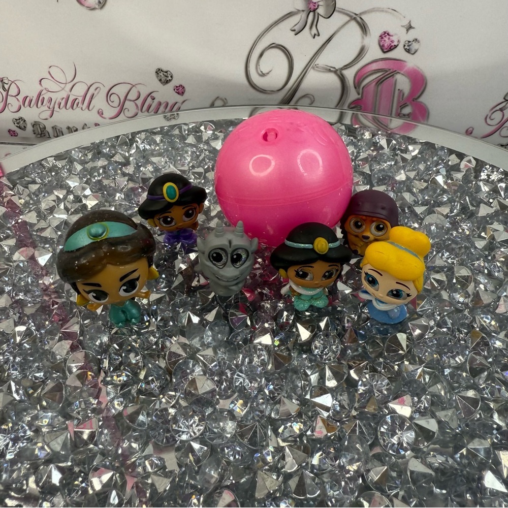 Doorables 5 and squishy Surprise Princess Mini Figures Set with Pink Capsule